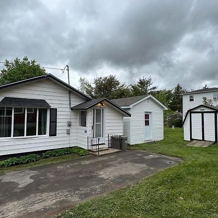 Cozy Chalet Near The Beach Shediac Exterior photo