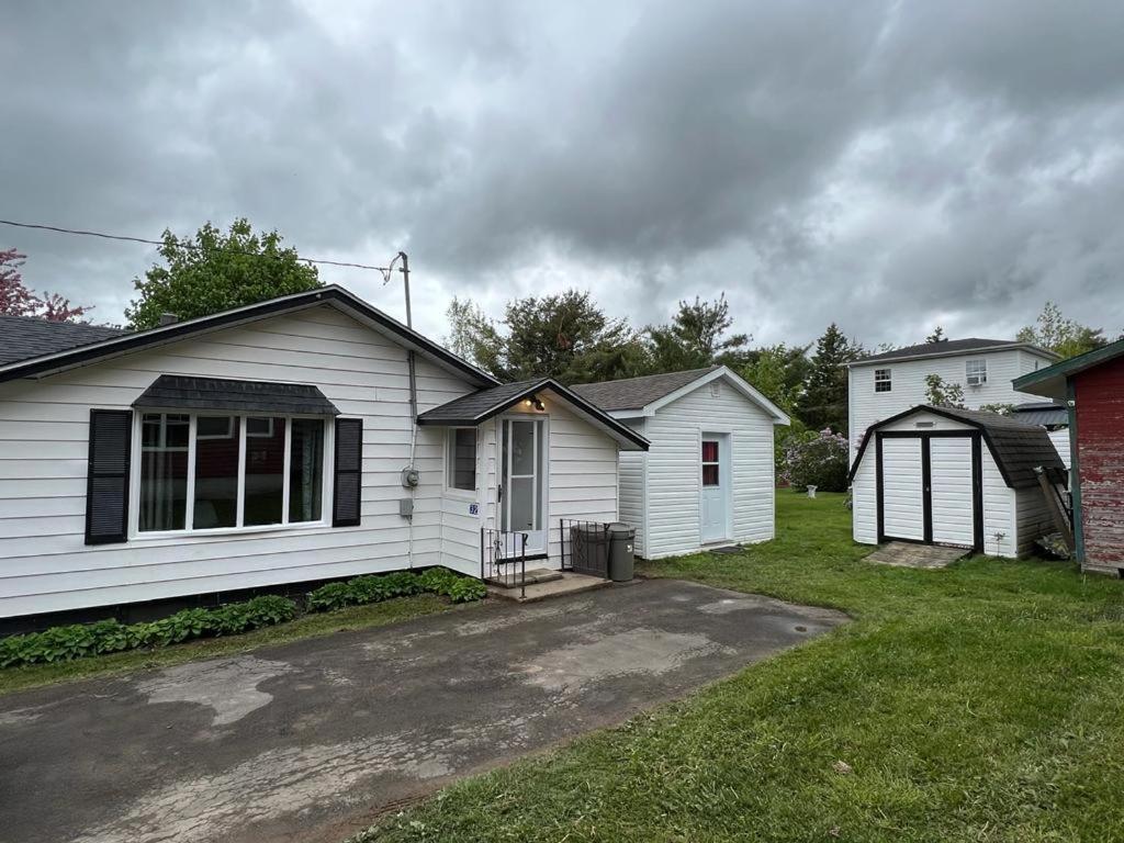 Cozy Chalet Near The Beach Shediac Exterior photo